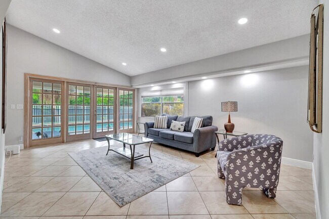 Building Photo - 7883 Villa Nova Dr N