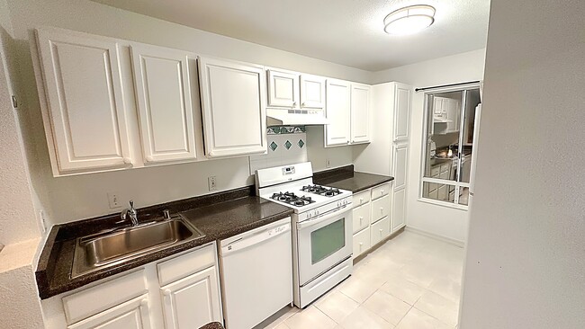 Gas Stovetop/ Oven & Dishwasher - 91-1058 Kekuilani Loop