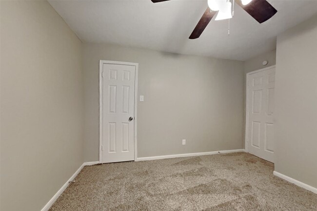 Foto del edificio - 8815 Lawncliff Ln