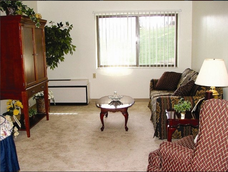 Living Room - Highland Pines Court Apartments