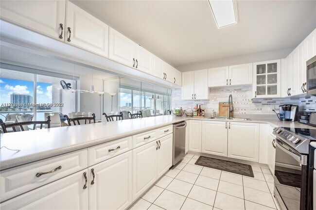 Foto del edificio - 17700 N Bay Rd