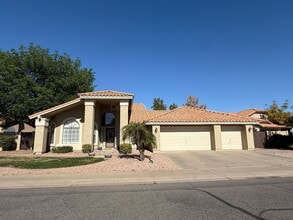 Building Photo - 902 W Sherri Dr