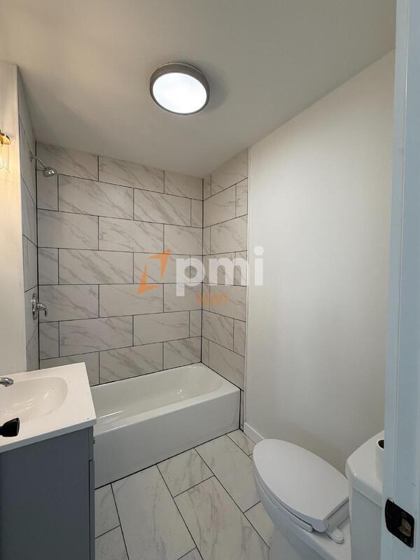 Building Photo - 413 1/2 York St (Upper Unit)