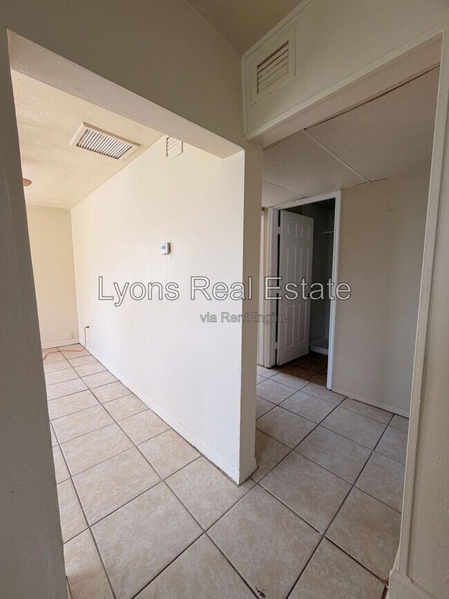 Foto del edificio - 8110 Howell Ave