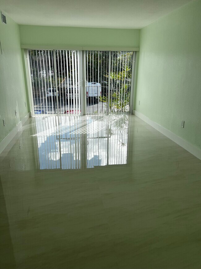 Foto del edificio - 9300 W Flagler St