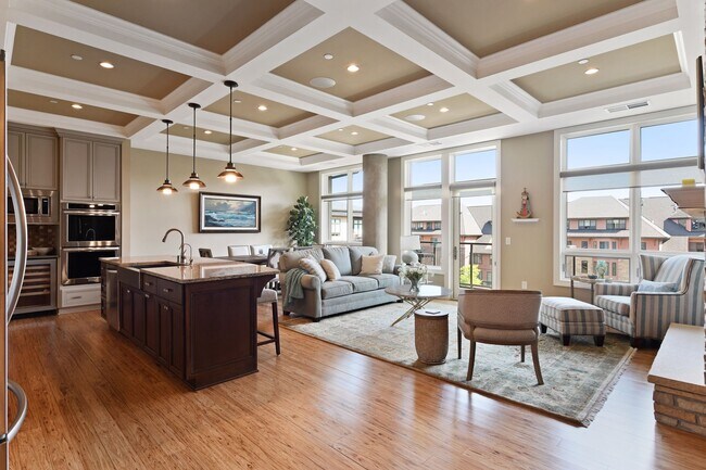 Open and bright unit - 875 Lake St N