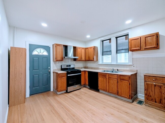 Building Photo - 834 N Kolin Ave