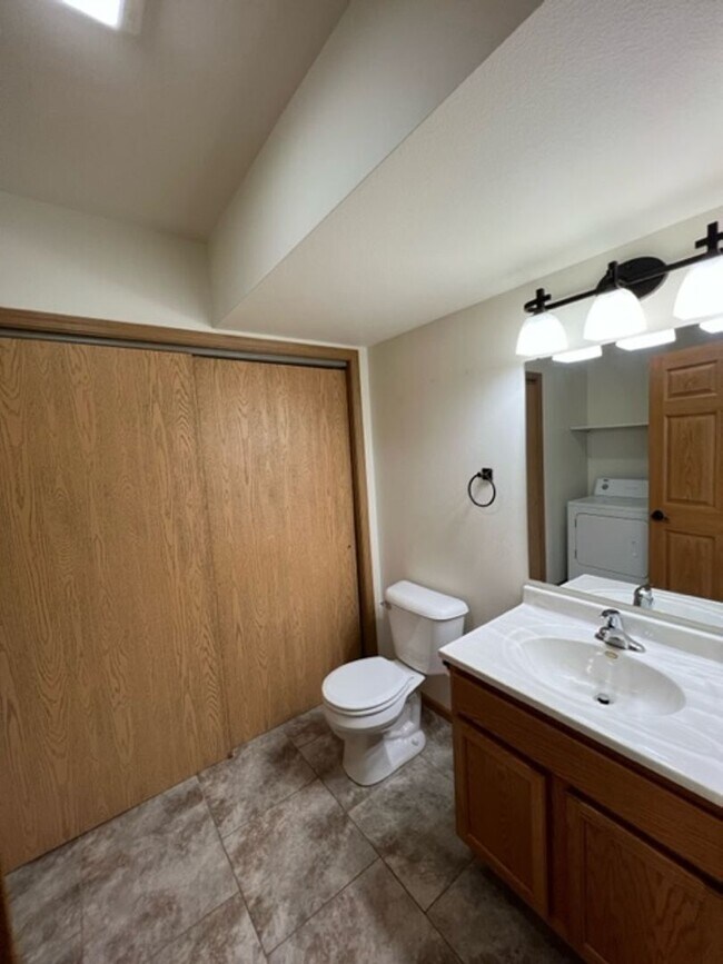 Foto del edificio - BEAUTIFUL & SPACIOUS 4 BEDROOM/2.5 BATH DU...