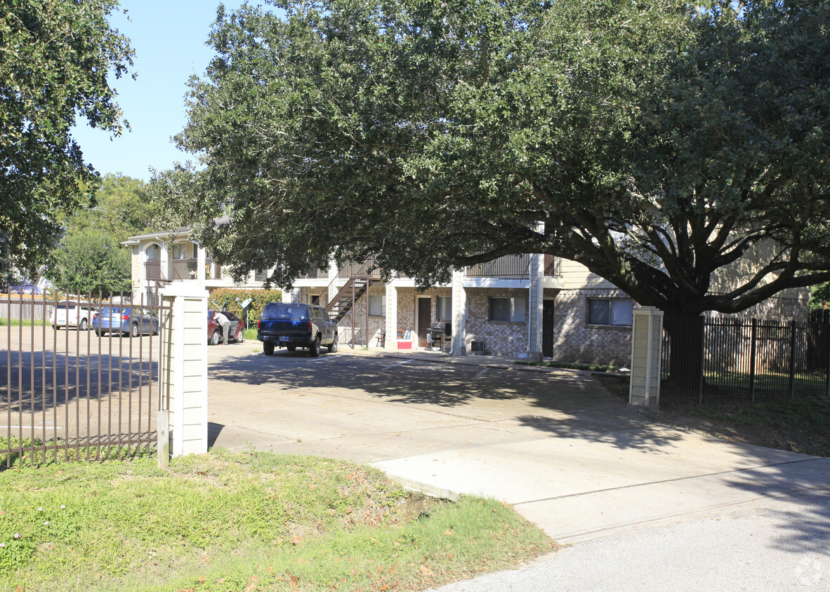 Building Photo - 404 W Coombs St