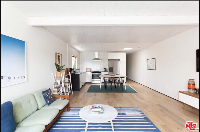 Foto del edificio - 2458 Glencoe Ave