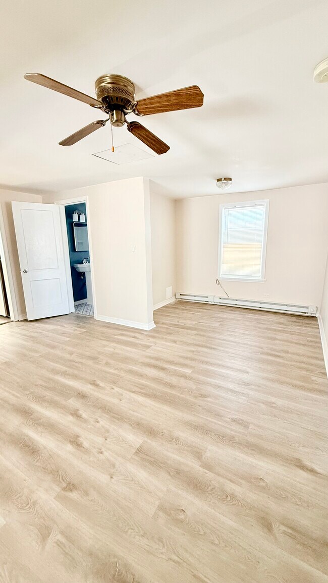 Foto del edificio - 5843 W Warwick Ave