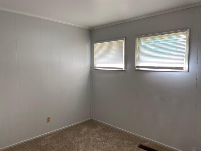 Building Photo - 3360 Eastwood Dr