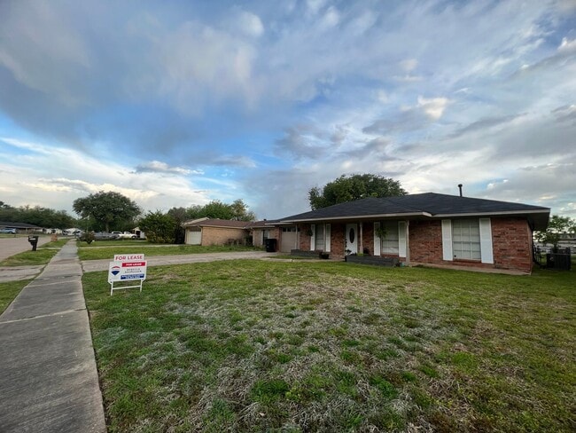 Building Photo - Greenacres -North Bossier.. Close to Barksdale Air Force Base..