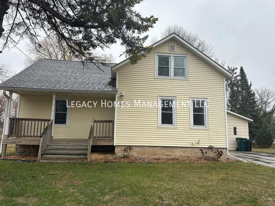 Primary Photo - 962 Lakeview Dr
