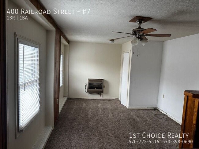 Building Photo - 400 Railroad St