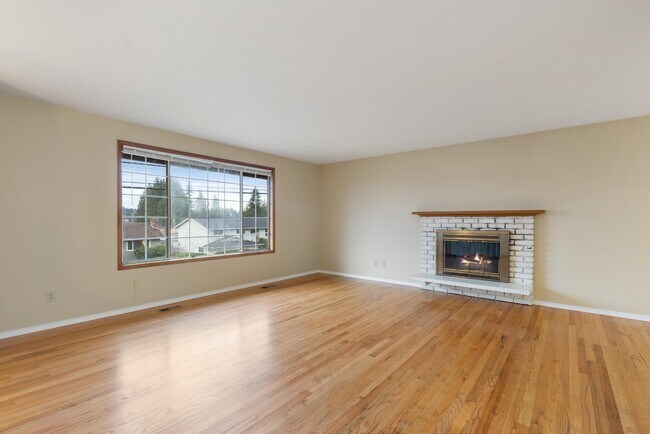 Foto del edificio - Spacious 5-Bed Home on XL Private Lot!