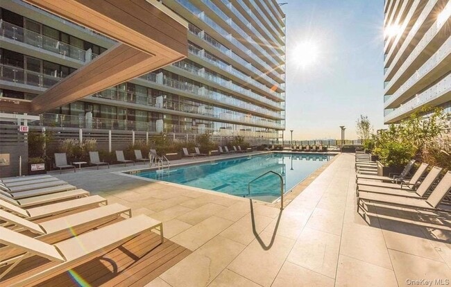 Foto del edificio - 40-22 College Point Blvd