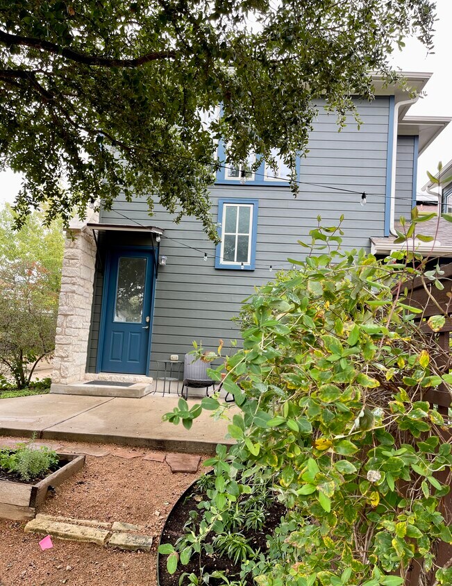 Foto principal - 2600 Tom Miller St