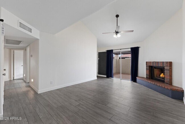 Foto del edificio - 2118 E Center Ln