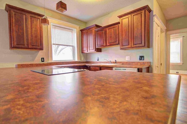 Building Photo - Large charming 3 bedroom 2 bath with oversized master bedroom that has its own private bath!