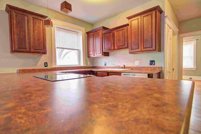 Foto del edificio - Large charming 3 bedroom 2 bath with oversized master bedroom that has its own private bath!