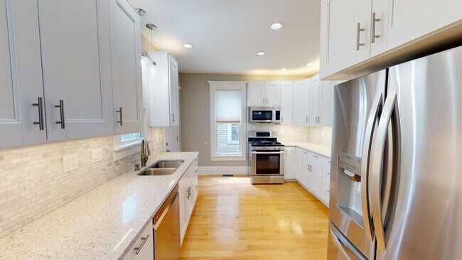 Foto del edificio - 5 BEDROOMS + 2.5 BATHROOMS + 3 FREE OFF-STREET Parking Spaces SINGLE FAMILY HOUSE!  Available Aug...