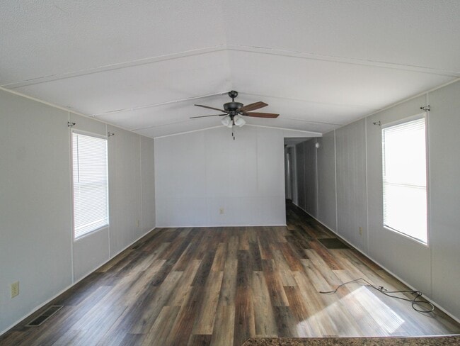 Building Photo - Great Location in Muscle Shoals!