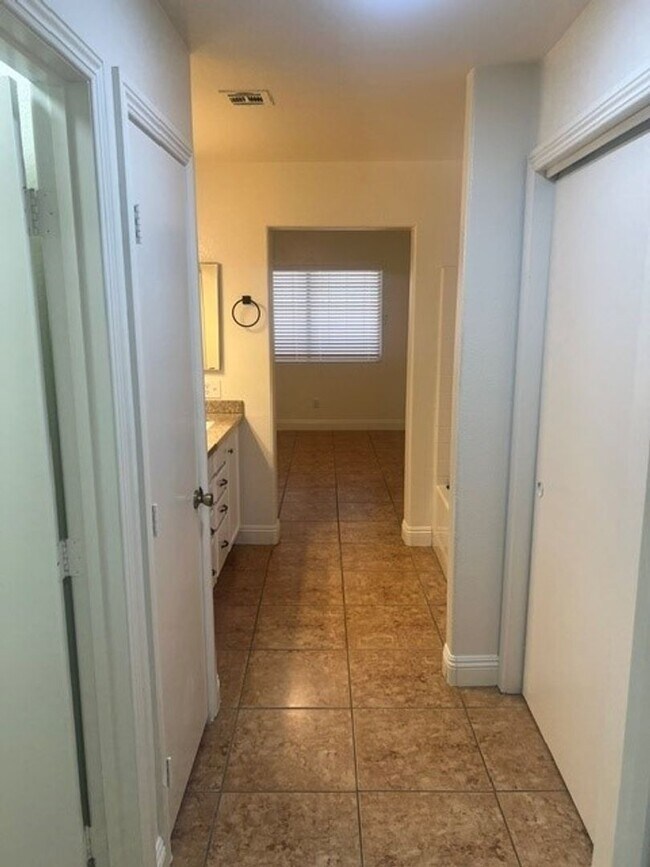 Foto del edificio - This three bedroom has the primary bedroom on the downstairs level.