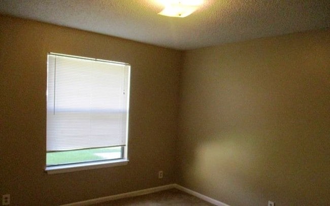 Building Photo - 3 Bedroom/2 Bathroom Adorable Patio Home