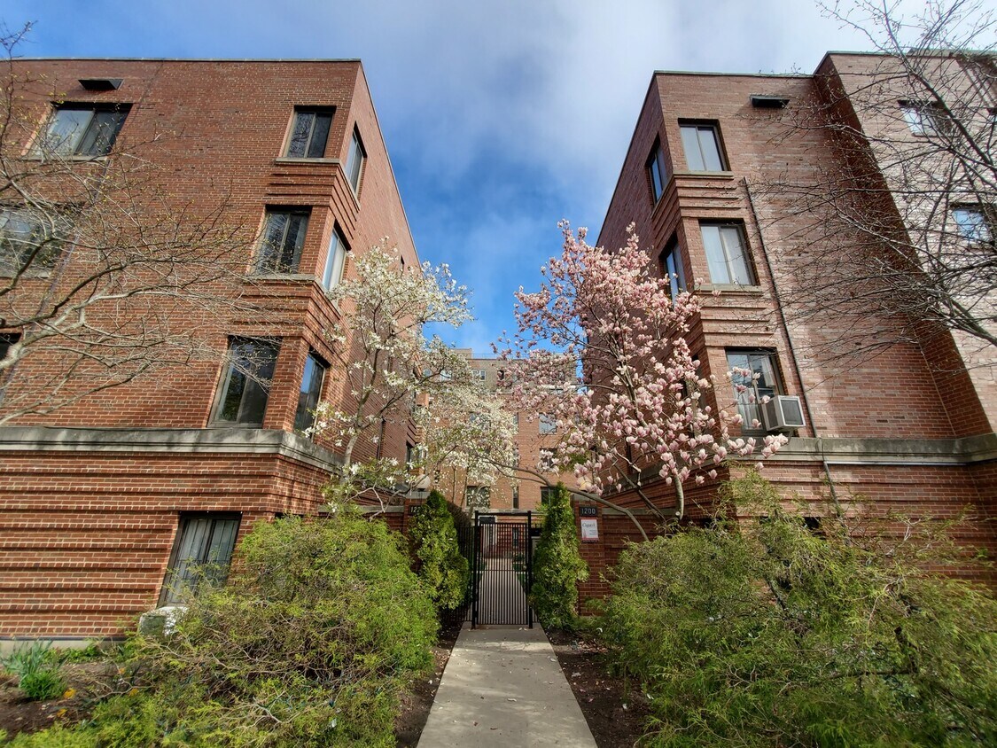 Primary Photo - 1204 W Chase Ave