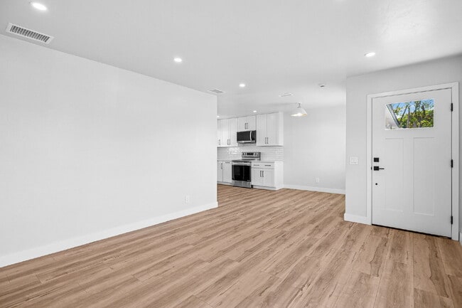 Building Photo - ***OPEN HOUSE - Friday 8/29 - 4-6pm***