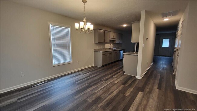 Building Photo - 1103b Woodridge Dr