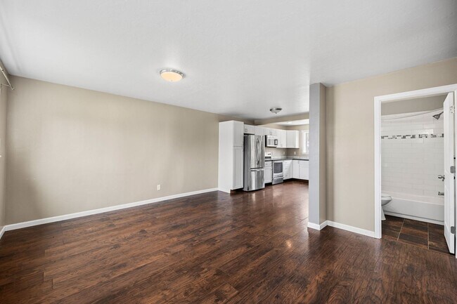 Building Photo - 908 N Vista Rd