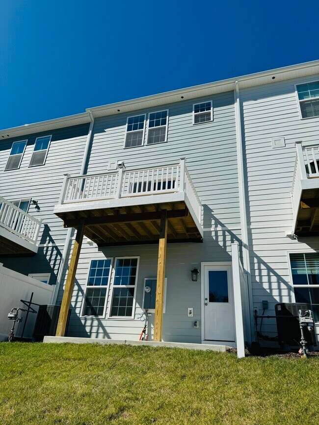 Building Photo - 13821 Village View Dr