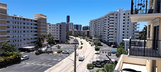 Foto del edificio - 427 Golden Isles Dr