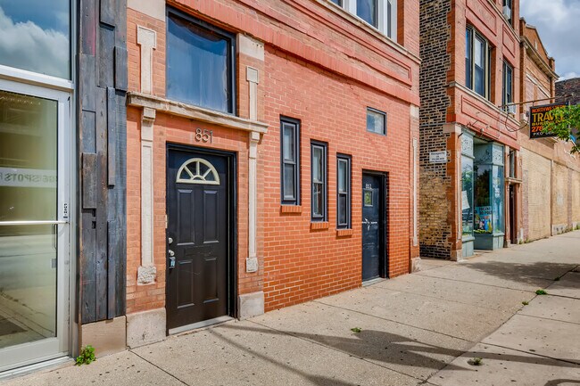 Building Photo - 851 N Western Ave