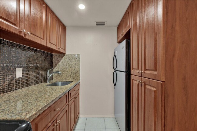 Foto del edificio - 2145 SW 7th St