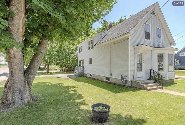 Building Photo - 54 Maple St