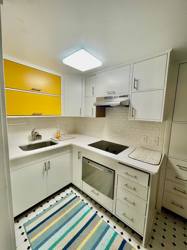Foto del edificio - Great Montford location, Partially Furnished Studio Apartment, Utilities Included!