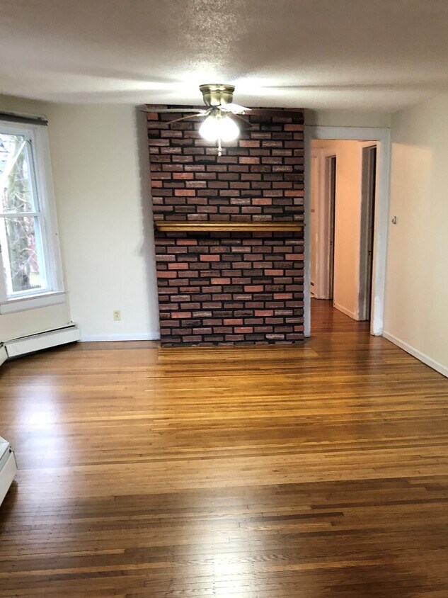 Living room - 1681 Amherst St