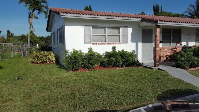 Foto del edificio - 4011 Woodside Dr