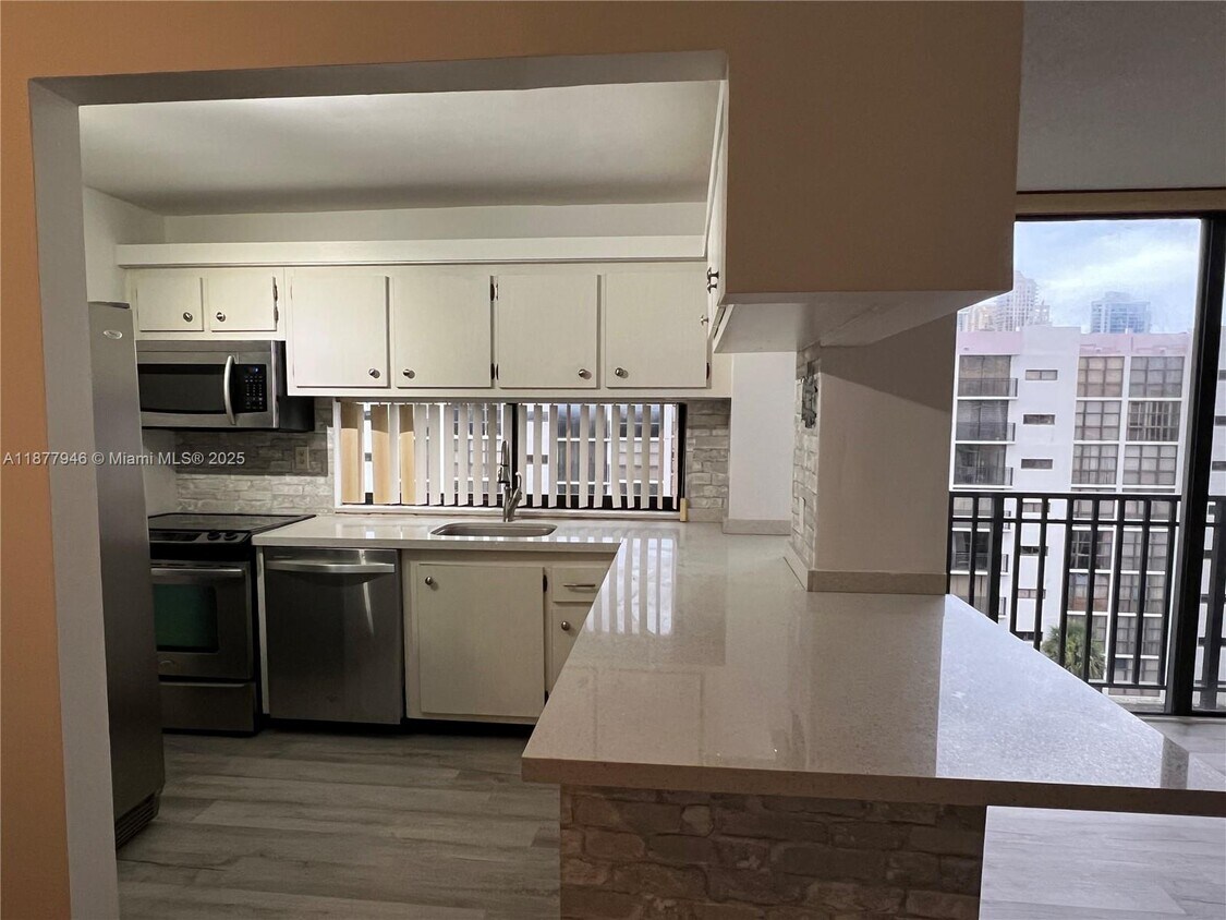 Foto principal - 16909 N Bay Rd