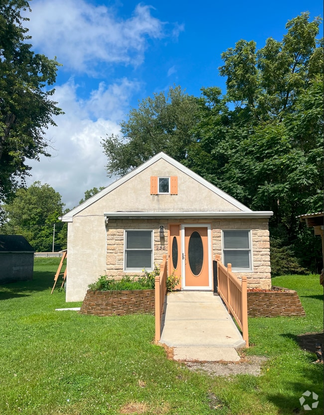 Building Photo - 258 E Hubert Ave