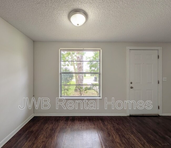 Building Photo - 2630B Gifford Ave