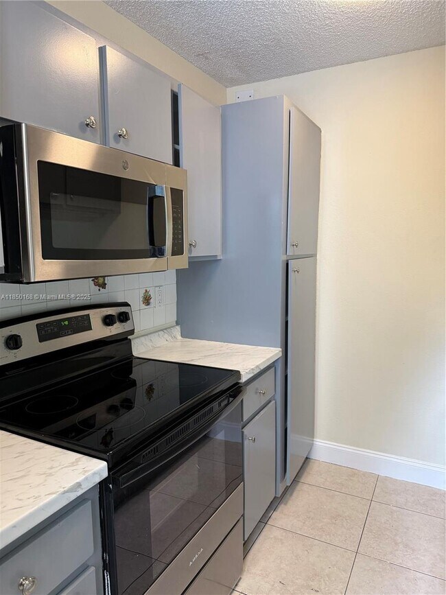 Foto del edificio - 2710 Forest Hills Blvd