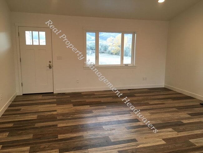 Building Photo - 3 Bedroom 2 Bath House For Rent