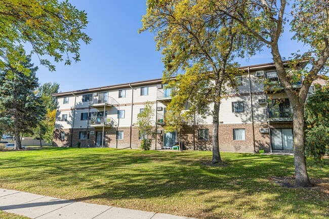 Building Photo - Pine Pointe Apartments