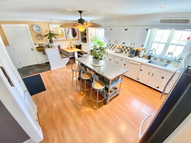 Foto del edificio - Charming 3-Bedroom 2-Bathroom Ranch in Laurel Hill Available 6/1