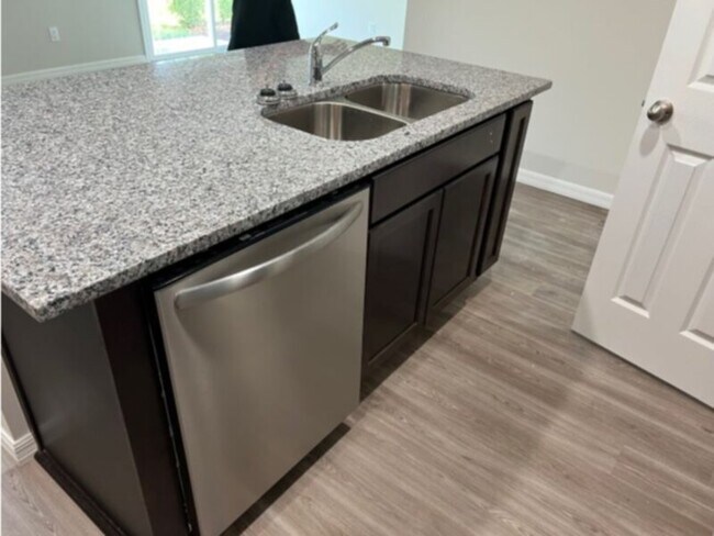 Foto del edificio - Newer Build Duplex Available Pine Lakes!