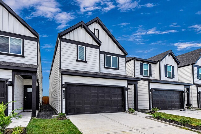 Building Photo - 3002 Crown Gate Dr